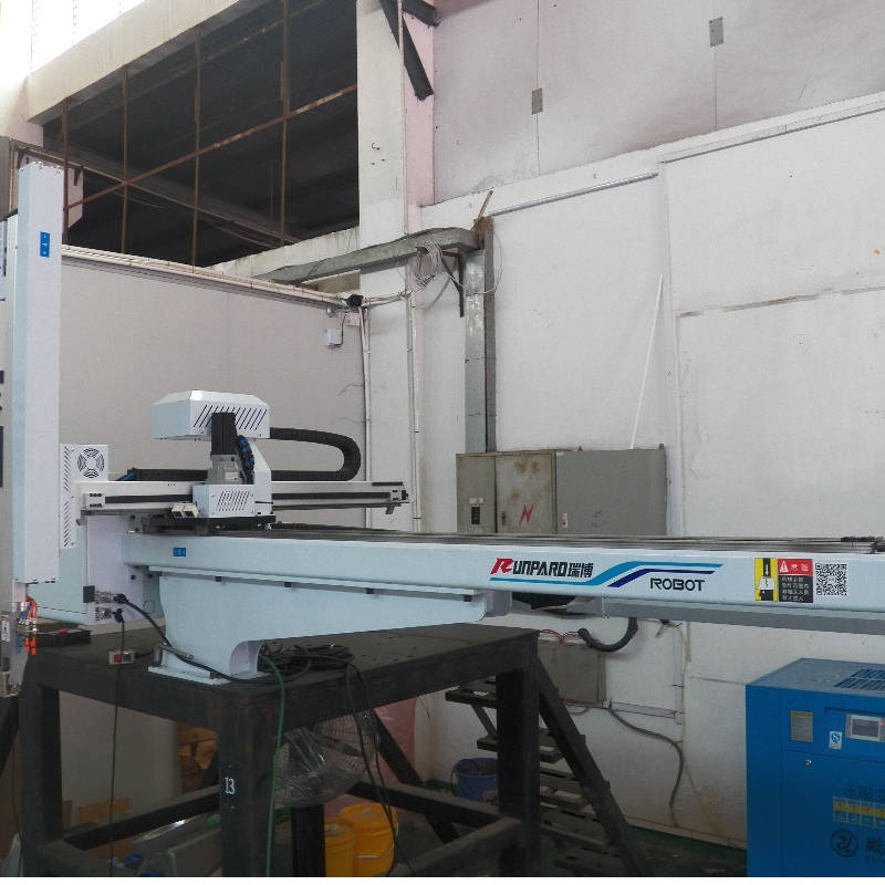 guangdong fabrik direkte levering tre akser Servo ko-hoved injektion støbemaskine manipulator til at tage bilen kofanger klimaanlæg shell